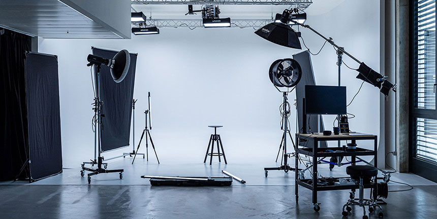 Studio photo professionnel avec cyclorama et équipement d'éclairage