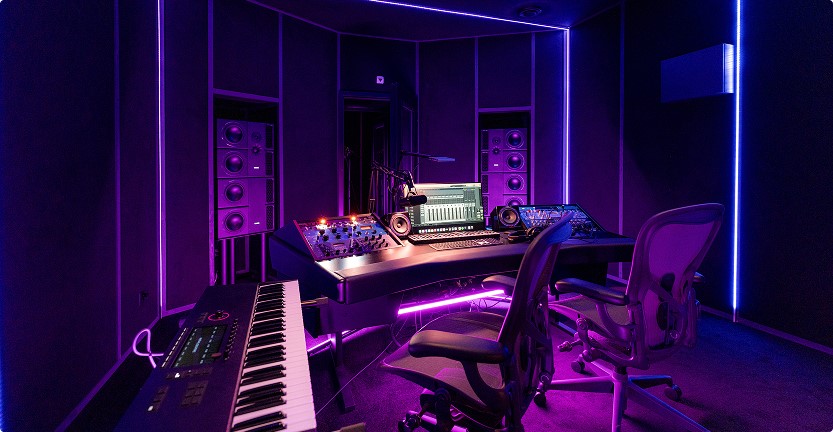 Studio d'enregistrement musical avec cabine vocale et équipement haut de gamme